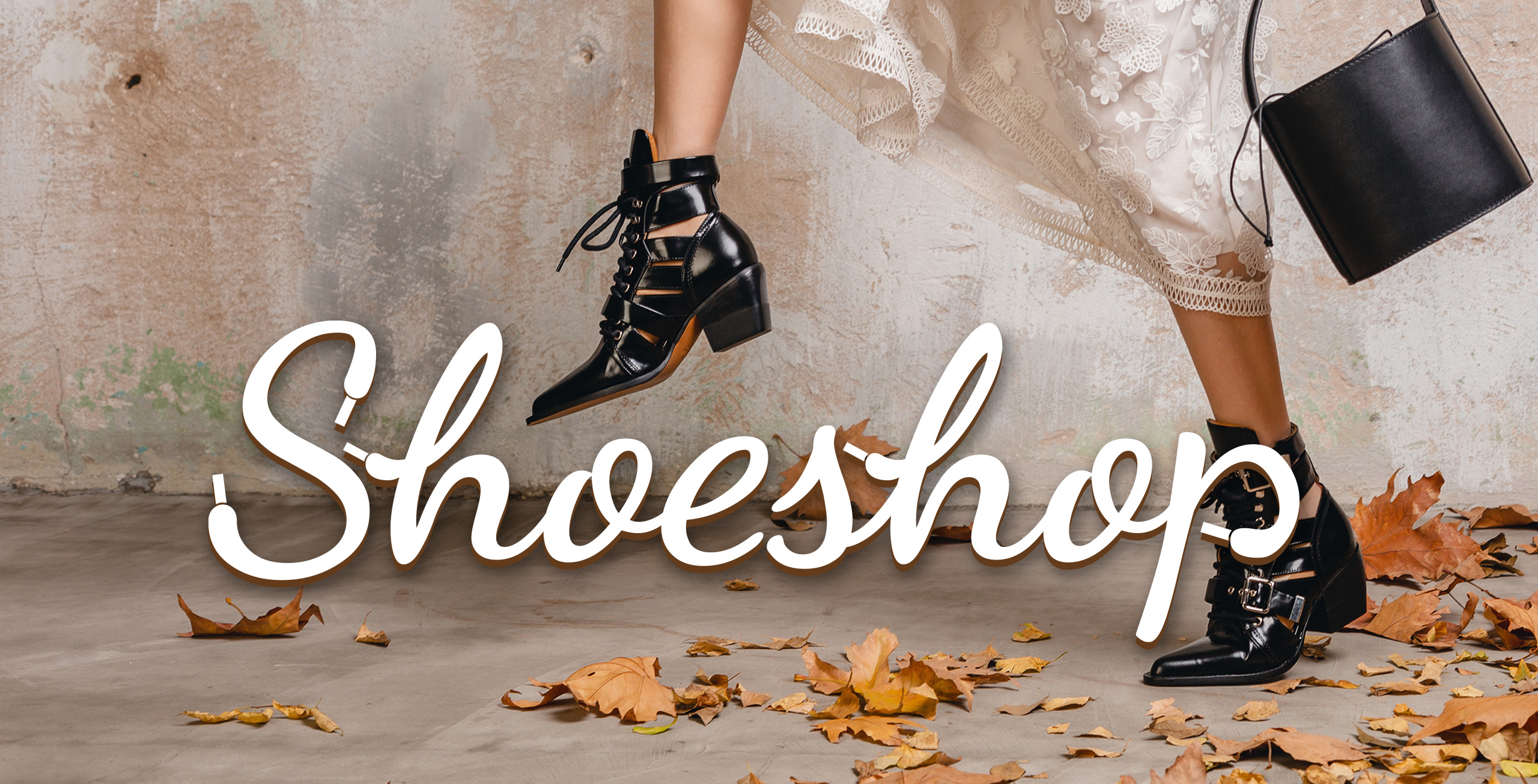 pies de chica con elegantes botines y la marca de shoeshop