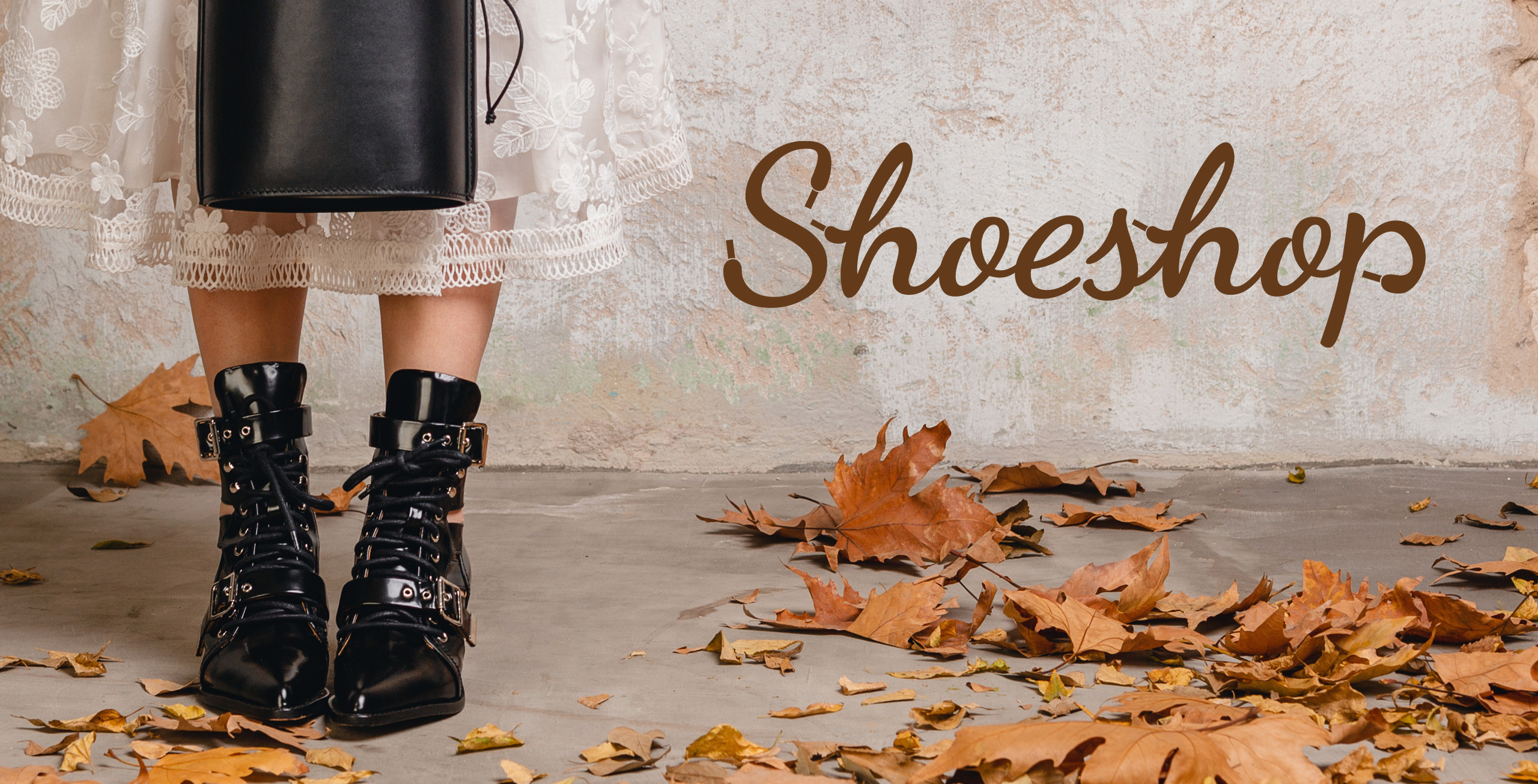 pies de chica con elegantes botines y la marca de shoeshop